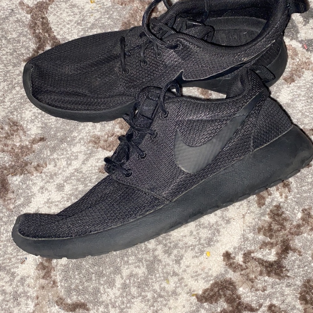 Nike all black Roshe